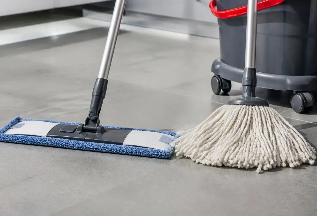 Mikrofasermopp und Baumwollmopp nebeneinander auf einem Hallenboden im direkten Vergleich